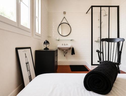 Shower, Chambre dans villa privee, charme et confort proche Velodrome & plages - Parking prive in Mazargues