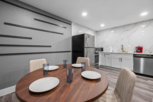 Cozy Houston Retreat King Bed with Pool Access in Houston