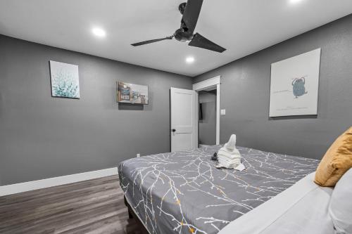 Cozy Houston Retreat King Bed with Pool Access in Houston