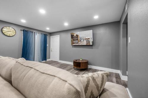 Cozy Houston Retreat King Bed with Pool Access in Houston