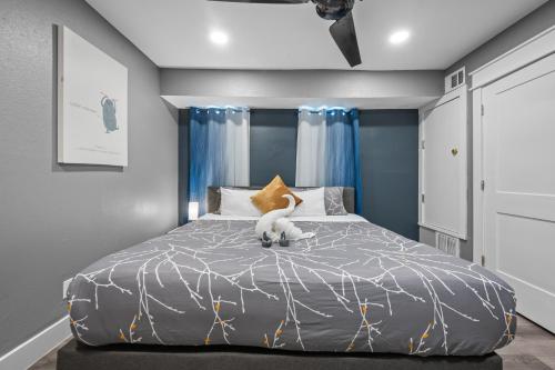 Cozy Houston Retreat King Bed with Pool Access in Houston
