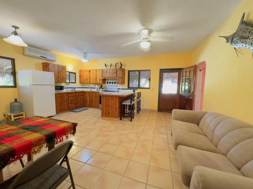 Large Gated Parking, Cozy Casa near Pickleball in Buenos Aires