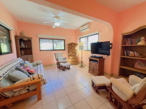 Large Gated Parking, Cozy Casa near Pickleball in Buenos Aires