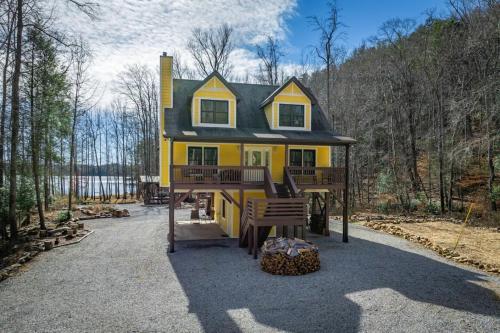 Lakefront Home on Private Cove with Creek in Марион, Северна Каролина