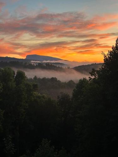 Four Season Retreat with Mountain Views and Close to Lake James in Marion (NC)