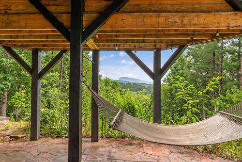 Four Season Retreat with Mountain Views and Close to Lake James in Marion (NC)