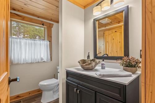 Four Season Retreat with Mountain Views and Close to Lake James in Marion (NC)