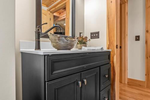 Four Season Retreat with Mountain Views and Close to Lake James in Marion (NC)