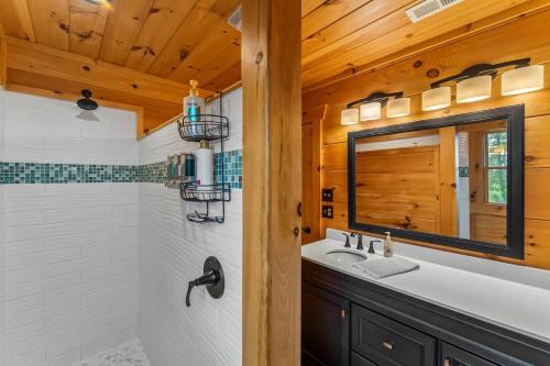 Four Season Retreat with Mountain Views and Close to Lake James in Marion (NC)