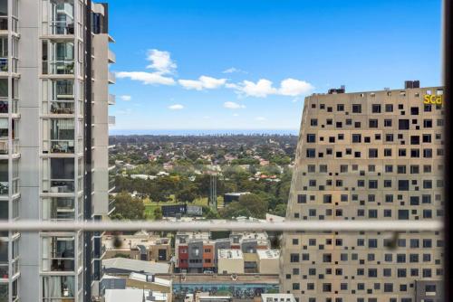 Vision On Morphett 3BR Apartment with Parking - image 4