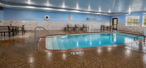 Swimming pool, Holiday Inn Express Hotel & Suites Pierre-Fort Pierre By IHG in Fort Pierre (SD)
