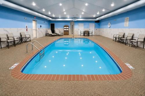 Swimming pool, Holiday Inn Express Hotel & Suites Pierre-Fort Pierre By IHG in Fort Pierre (SD)