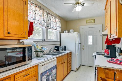 5 Mi to Whitewater Center! Home w/ Peaceful Porch in Mount Holly