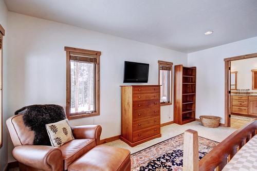 Pine Needle Lodge Private Breckenridge Home with Hot Tub - image 3
