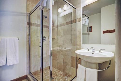 Pine Needle Lodge Private Breckenridge Home with Hot Tub - image 2