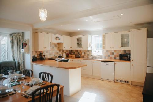 Konyha, Traditional 3-Bed Cottage near Richmond by MCPI Hosting, Ideal for Families & Groups in Middleton Tyas