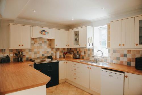 Konyha, Traditional 3-Bed Cottage near Richmond by MCPI Hosting, Ideal for Families & Groups in Middleton Tyas