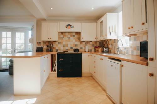 Konyha, Traditional 3-Bed Cottage near Richmond by MCPI Hosting, Ideal for Families & Groups in Middleton Tyas
