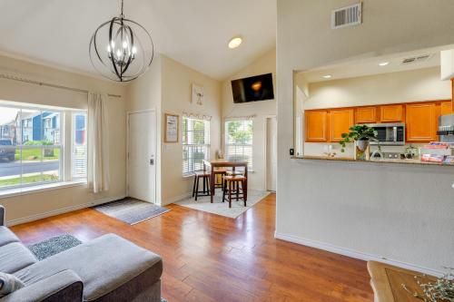 Afton Townhome w/ Pool Access < Half-Mi to Boating in Monkey Island (OK)