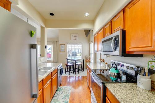 Afton Townhome w/ Pool Access < Half-Mi to Boating in Monkey Island (OK)