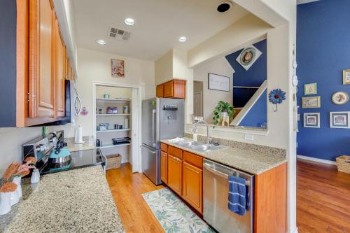 Afton Townhome w/ Pool Access < Half-Mi to Boating in Monkey Island (OK)