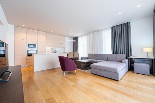 1 queen bed, 1 sofa bed