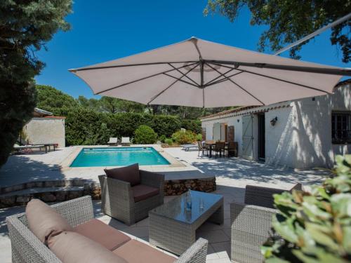 Pin Parasol – khách sạn tại Le Caloussu