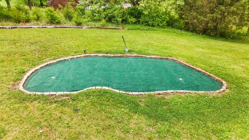 The Luxe/ Hot Tub/ On Bright Leaf Golf Course in Harrodsburg, USA
