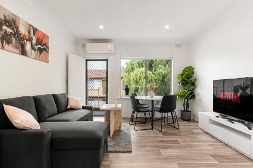 Luxe 2BR, Restaurants, 8 Min to CBD FREE Parking in Prospect