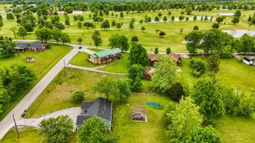 The Luxe/ Hot Tub/ On Bright Leaf Golf Course in Harrodsburg (KY)