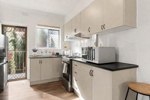 Luxe 2BR, Restaurants, 8 Min to CBD FREE Parking in Prospect