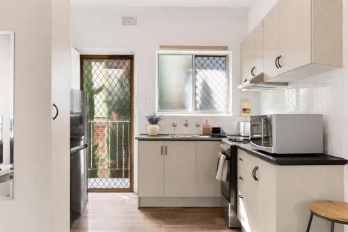 Luxe 2BR, Restaurants, 8 Min to CBD FREE Parking in Prospect