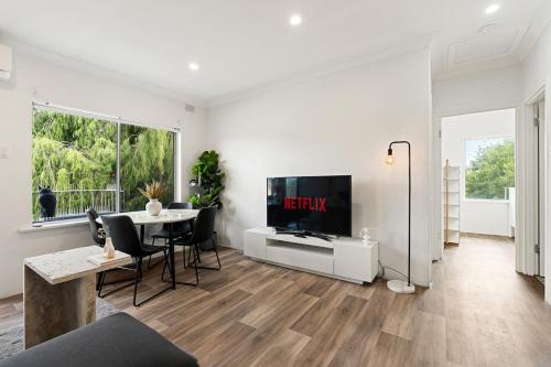 Luxe 2BR, Restaurants, 8 Min to CBD FREE Parking in Prospect