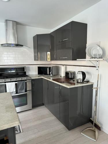 One bedroom with modern kitchen, balcony with water view in Greenwich (CT)
