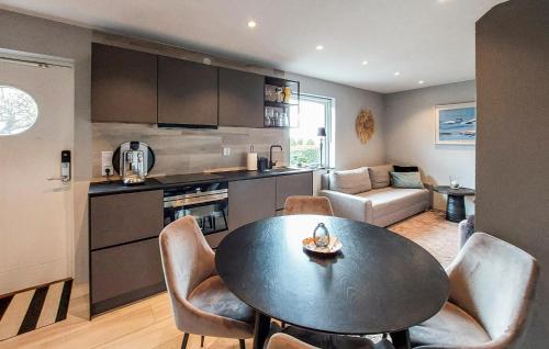 virtuve, Gorgeous Apartment In Helsingborg With Wifi in Larod