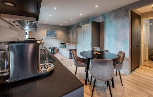 virtuve, Gorgeous Apartment In Helsingborg With Wifi in Larod