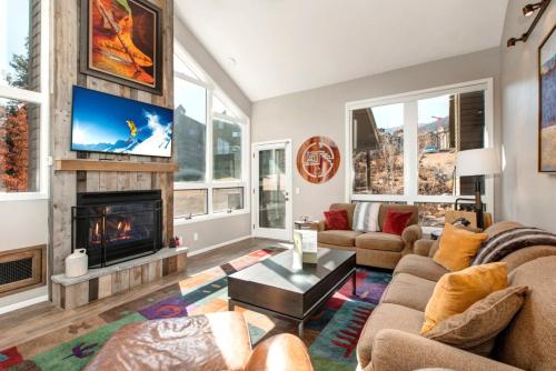 KBM Resorts Red Pine Free Door-to-Ski shuttle Near Cabriolet at Canyons and VillageCommon hot tub Po – khách sạn tại Snyderville