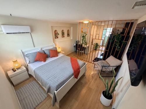 Bed, Sunny Baldwin Park Studio Walk to Cafes & Downtown Orlando in Orlando East