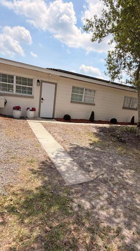 Sunny Baldwin Park Studio Walk to Cafes & Downtown Orlando in Orlando East