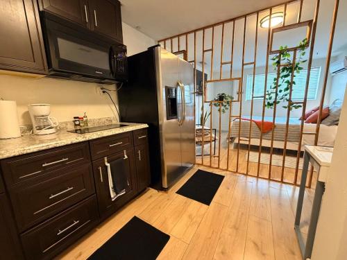 Sunny Baldwin Park Studio Walk to Cafes & Downtown Orlando in Orlando East