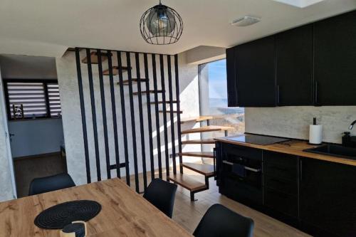 virtuve, House with a garden and a view of the mountains in Stryszawa