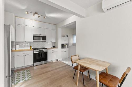 3BR Charming Home Bright Space & Sleeps 8 in 梅薩章克申