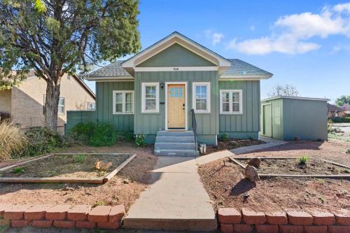 3BR Charming Home Bright Space & Sleeps 8 in 梅薩章克申