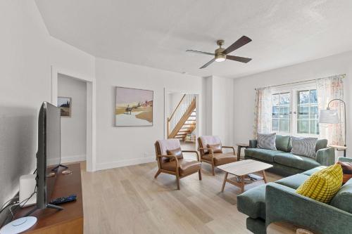 3BR Charming Home Bright Space & Sleeps 8 in 梅薩章克申