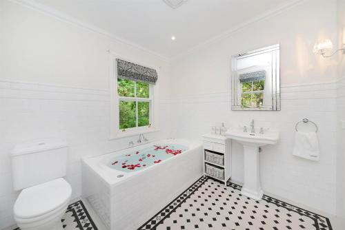 Poets Cottage Spa Bath, Fireplace, Superb Trails! in Wentworth Vízesés