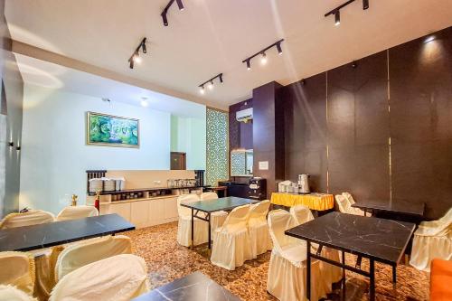 Restaurant, Hotel Abbas Syariah RedPartner in Kudus