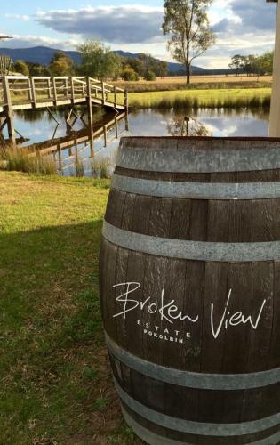 บริการและสิ่งอำนวยความสะดวก, Broken View Estate in รอธบิวรี