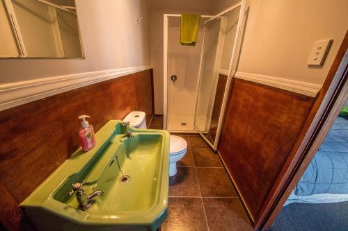 Bathroom, Waipiata Country Hotel in Waipiata