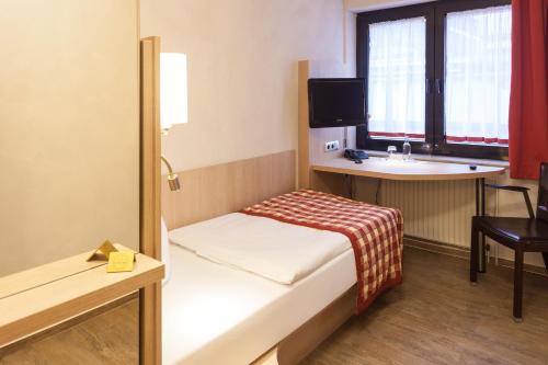 Centro Hotel Goya - image 14