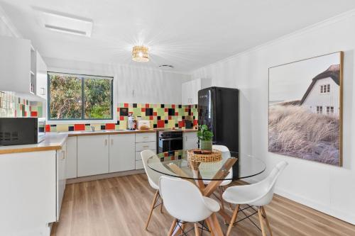 virtuve, Homestead Pool House Private cabin w shared Spa Basketball court Heated Pool Minutes to Adventure Pa in Wallington